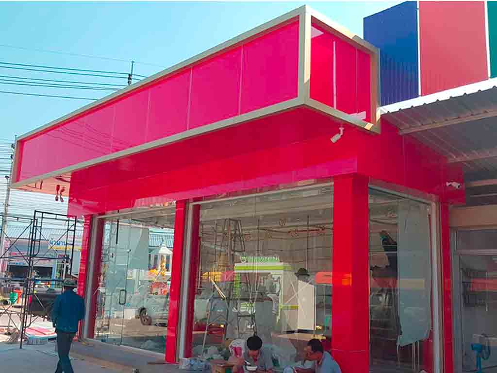 ร้านขายทองคำ นิยมใช้แผ่นคอมโพสิตสีแดง และสีทองเป็นสัญลักษณ์